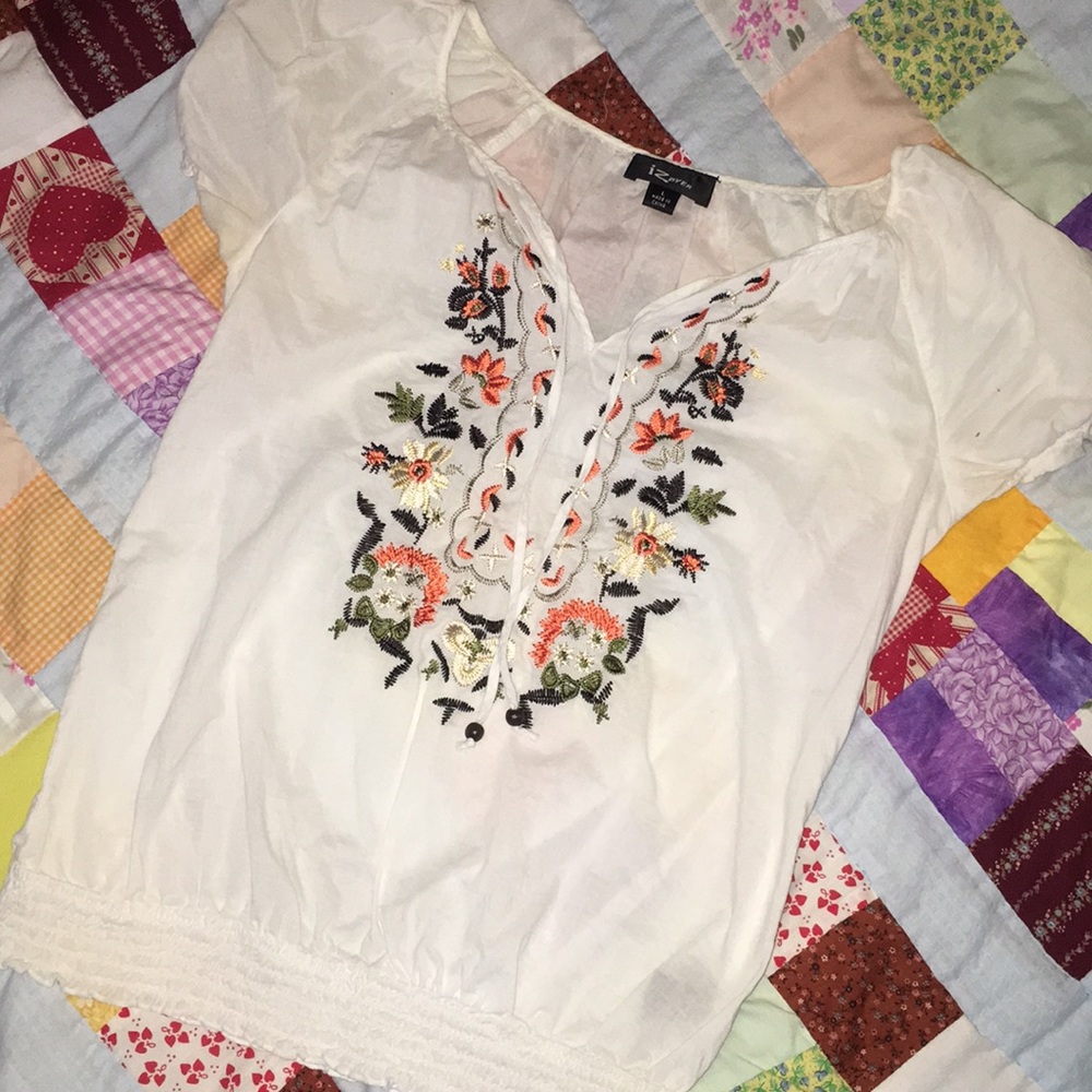 ⚜️⚜️ 3/$15 Embroidered blouse